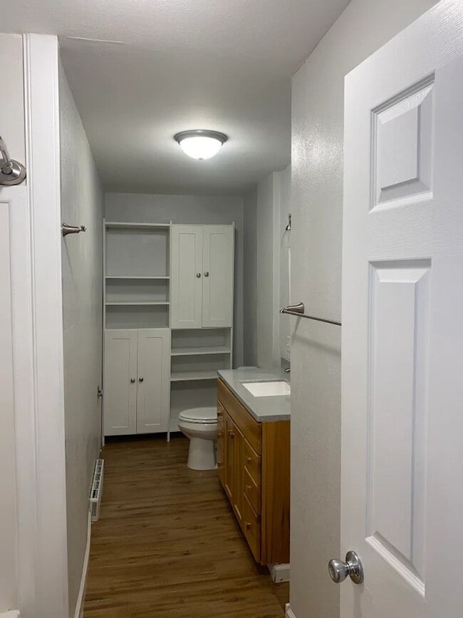 Building Photo - ~ FALL FEELS (And DEALS!) ~ 2 Bedroom, 1 bathroom West Side Apartment For Rent