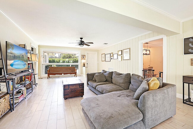 Building Photo - 711 NW 7th Dr