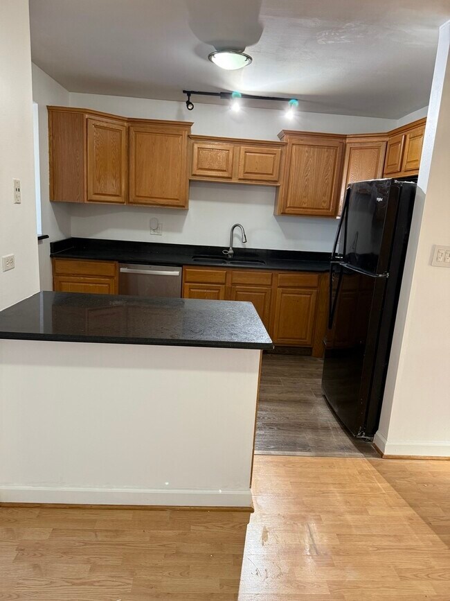 Building Photo - 1348 Geneva Dr