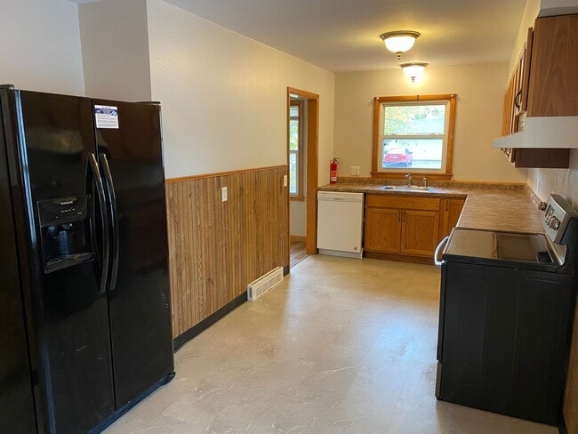 Building Photo - 4 bed 2 bath single family home in Merrill