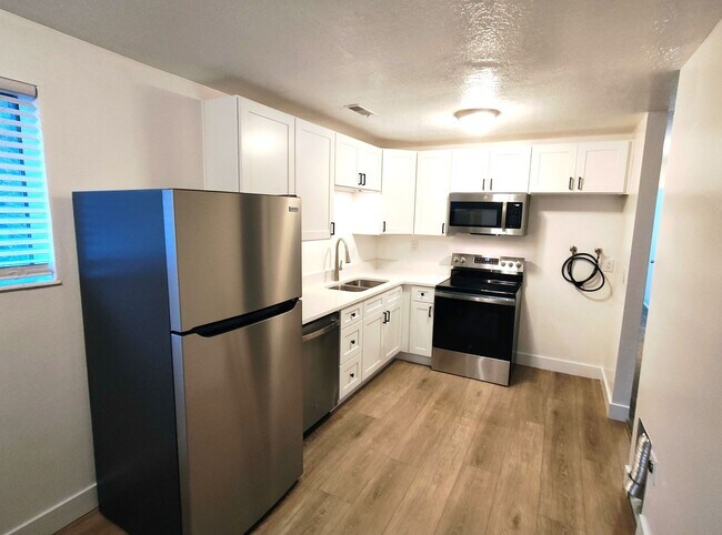 Building Photo - EARLY BIRD MOVE IN SPECIAL - LAST MONTH'S RENT FREE