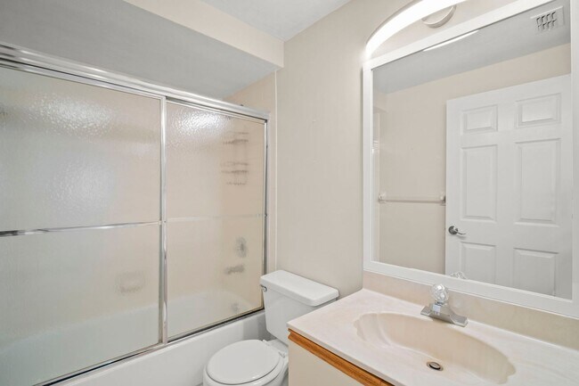 Building Photo - Stunning 2 beds 2 baths condo with lake vi...