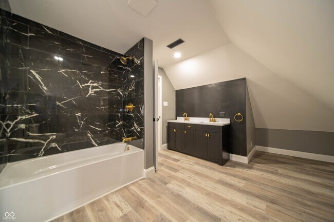 Building Photo - 817 W 5th St