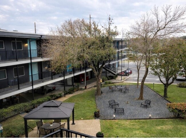 Building Photo - 415 W 39th St