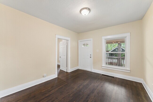 Building Photo - Charming 2-Bedroom Home!