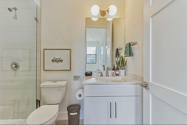 Building Photo - 436 Monroe Dr