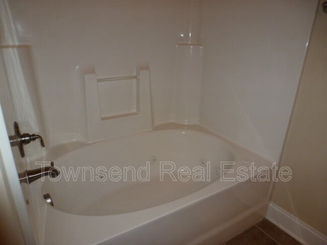 Building Photo - 210 Fountainhead Ln