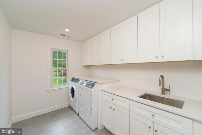 Building Photo - 1213 Clearfield Cir