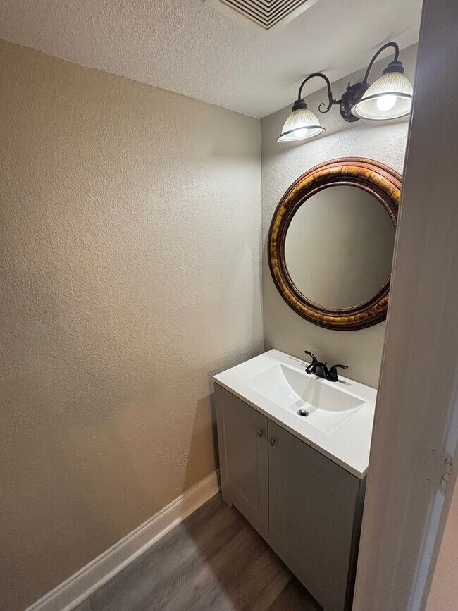 Building Photo - Newly Renovated 2 Bed / 1.5 Bath Townhome near Beaches!