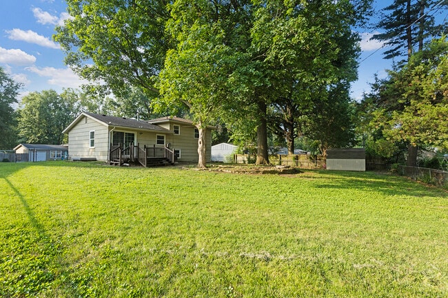 Building Photo - 518 NW Frances Dr