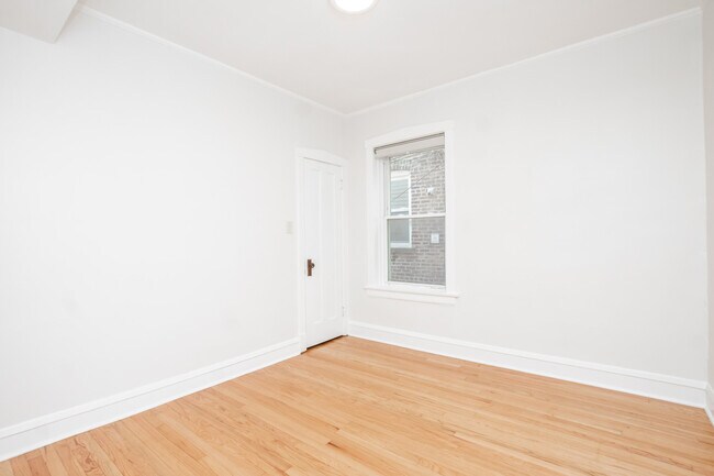 Building Photo - 2136 N Avers Ave