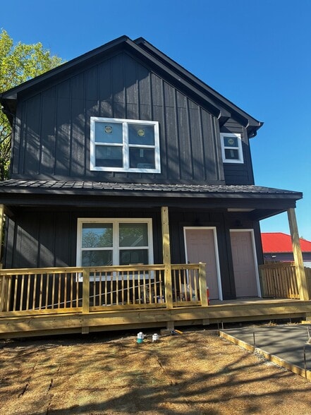 Building Photo - 826 W 29th St