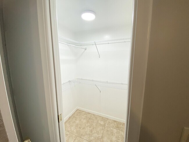 Building Photo - 1100 Boxwood Dr