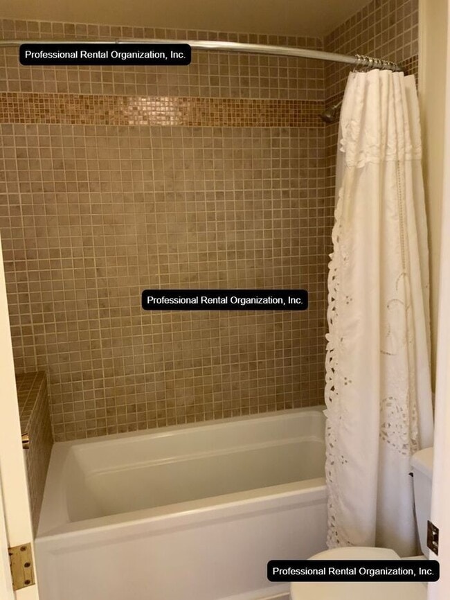 Building Photo - Upper Carriage house Flat with deck & expansive Vineyard and Sunset views