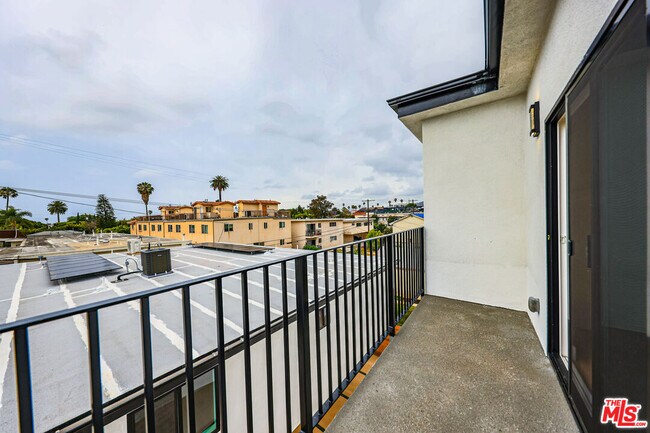 Building Photo - 1525 S Carmelina Ave