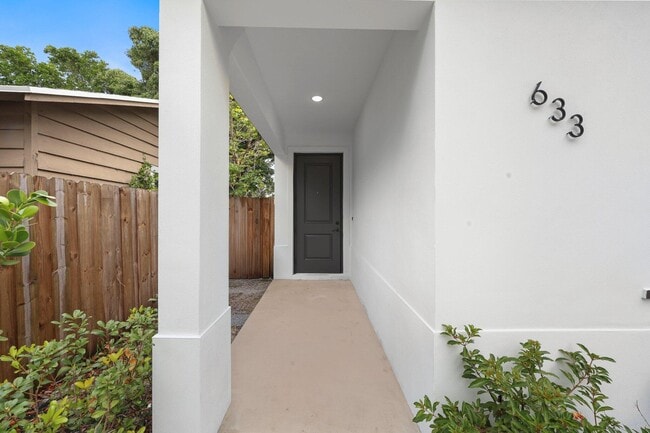 Building Photo - 633 55th St