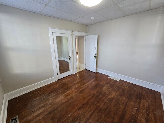 Building Photo - 422 E Fifth St