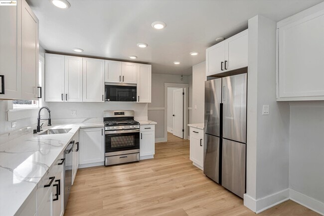 Building Photo - 865 40th St