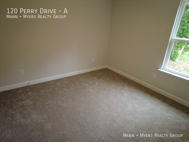 Building Photo - 120 Perry Dr