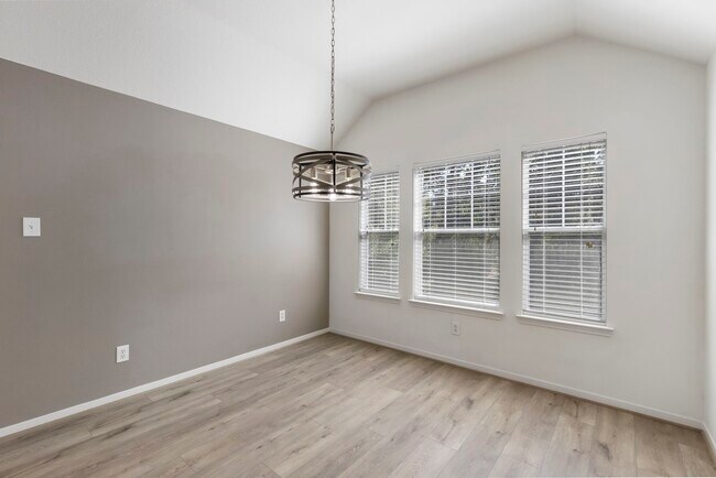 Building Photo - 67 Woodlily Pl