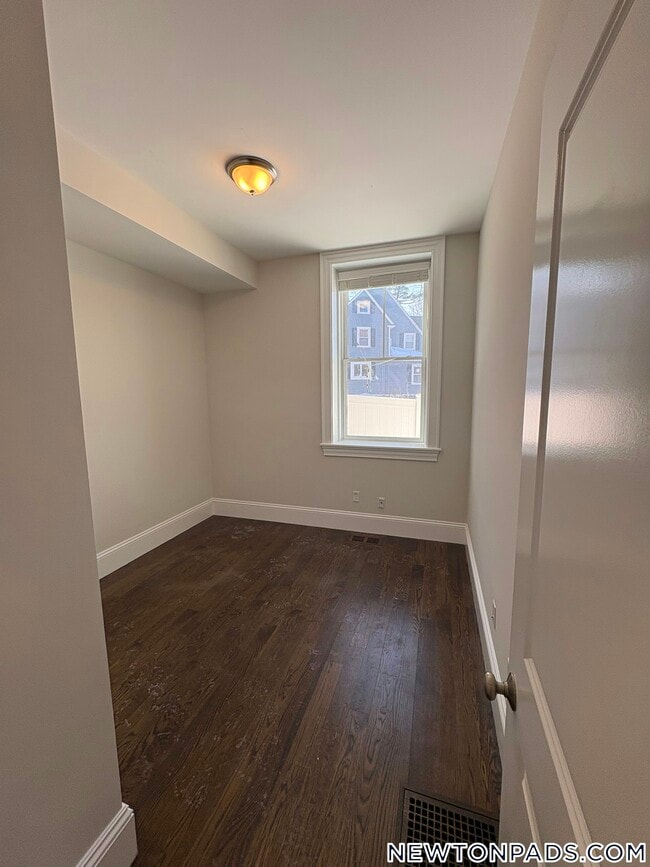 Building Photo - 2044 Beacon St