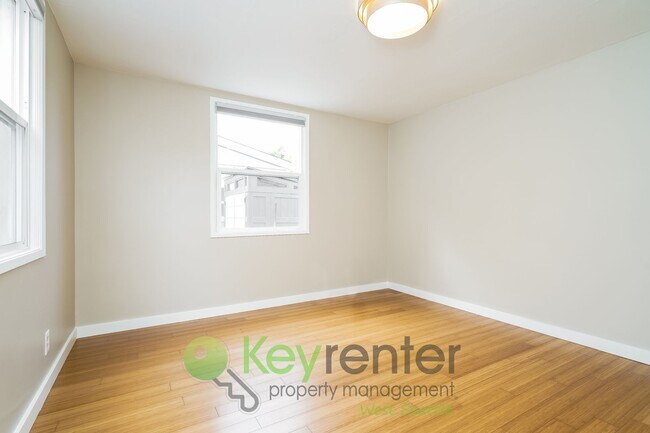 Building Photo - Inviting 3bed Seattle Home with Garage, Yard, and Parking!