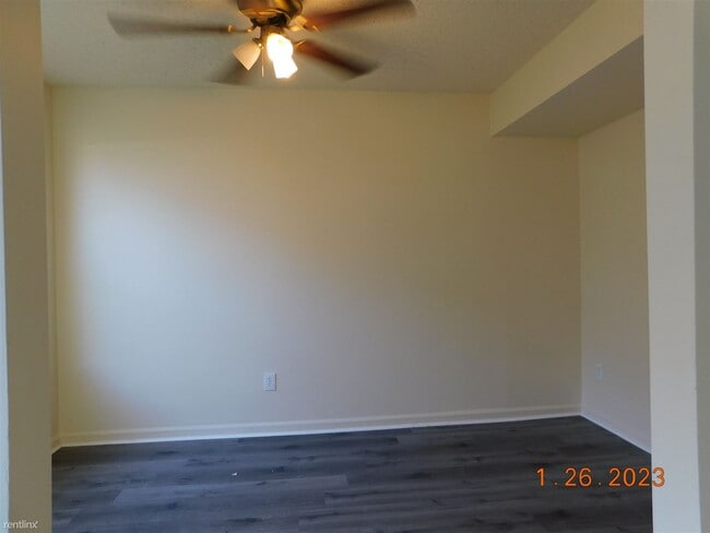 Building Photo - 3 br, 1.5 bath Townhome - 7926 Van Patten Rd