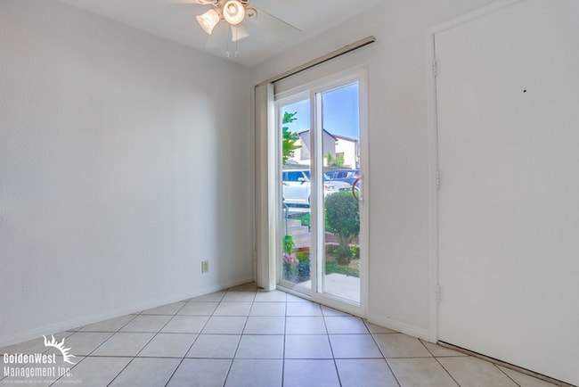 Building Photo - Charming 2Bdm 1Ba Condo with Modern Upgrades in Lakeside!