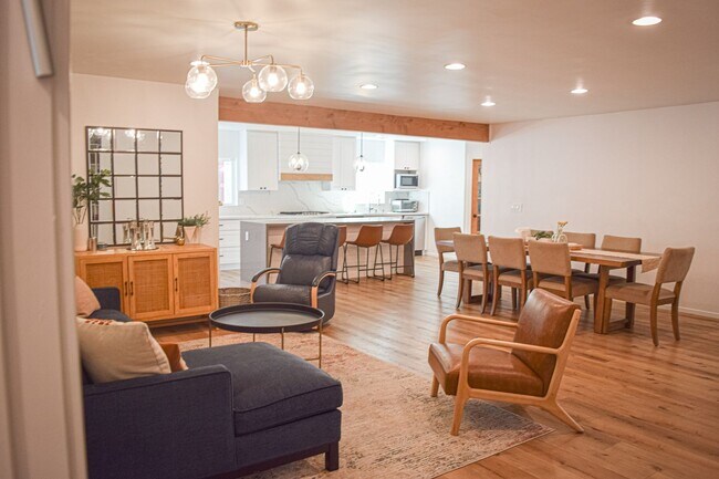 Building Photo - Semi furnished!