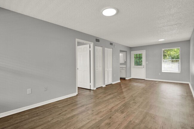 Building Photo - ***CUTE 1 BED 1 BATH APARTMENT***