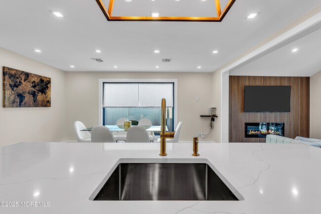 Building Photo - 320 Silver Lagoon Dr