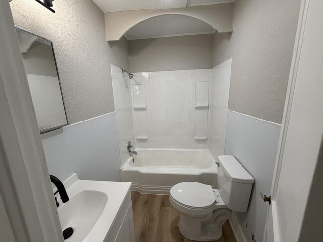 Building Photo - 327 S Brownell Ave