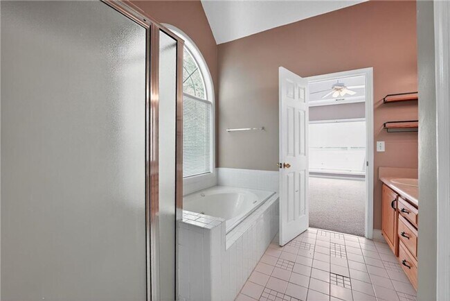 Building Photo - Spacious 5BR Home with Bonus Room & Private Backyard in Stockbridge