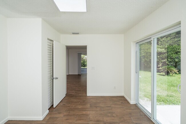 Building Photo - 1040 Dorado Dr