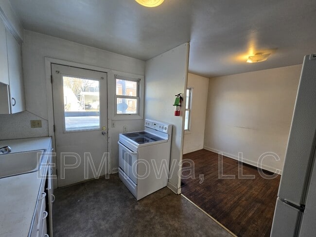 Building Photo - 261 Madison St