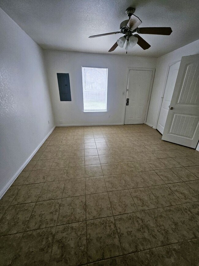 Building Photo - 3108 Lincoln Ave