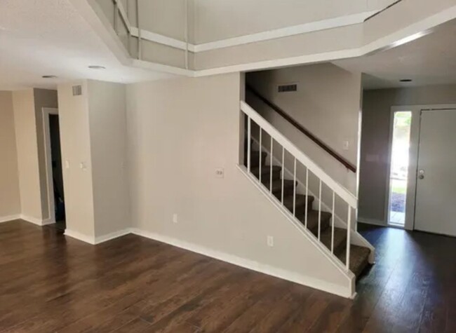 Building Photo - 361 Hickory Hill Dr