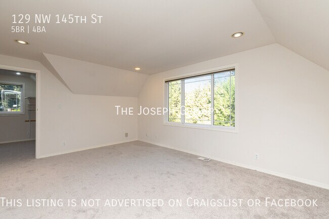 Building Photo - Beautiful 5 bed 3.5 bath in Seattle's Broa...