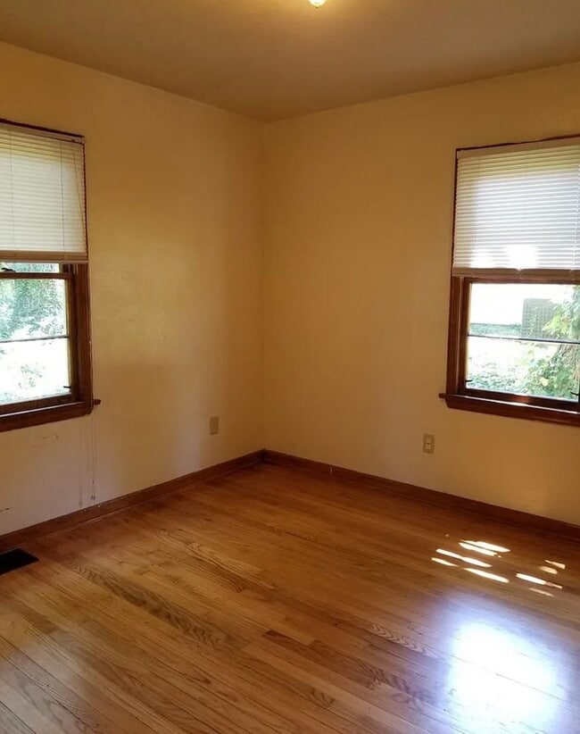 Building Photo - 4BR 2BA - Walk to campus!  Available Augus...