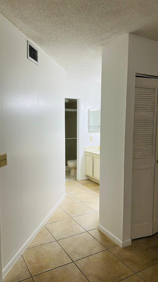 Building Photo - 3377 Lucerne Park Dr