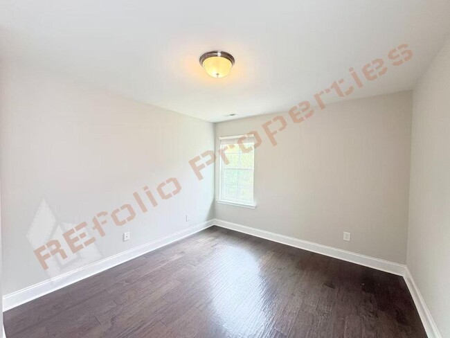 Building Photo - 713 Newlyn Dr