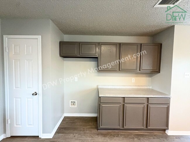Building Photo - For Lease: Beautifully Remodeled 3-Bed Two-Story in Quiet DeSoto Neighborhood