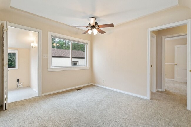 Building Photo - Centrally-Located Bungalow Available NOW!