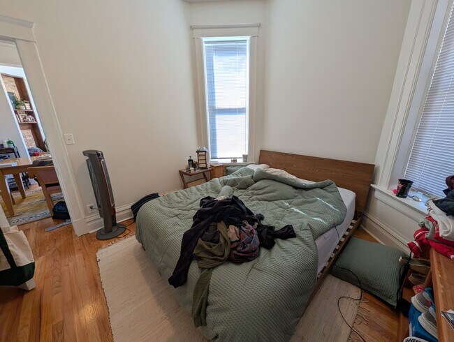 Building Photo - Spacious and renovated 3 BR in Wicker Park with great vintage touches!