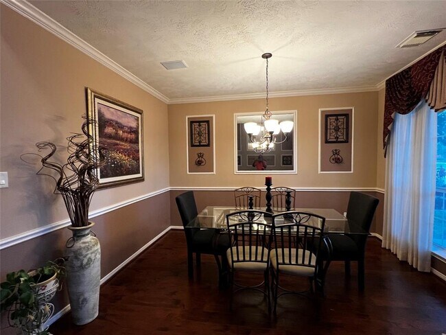 Building Photo - 2714 Lake Villa Dr