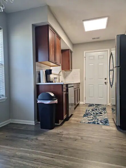 Building Photo - 140 Penn Station