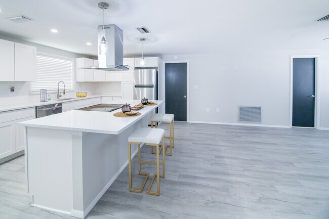 Building Photo - 6443 Lomand Ave