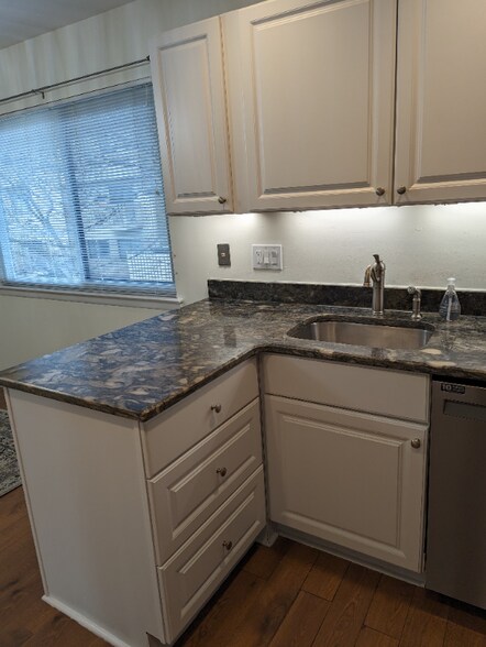 Building Photo - 2494 Glengyle Dr