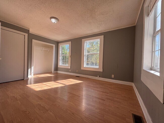 Building Photo - Cute 2 bedroom 1 bath Available Now!