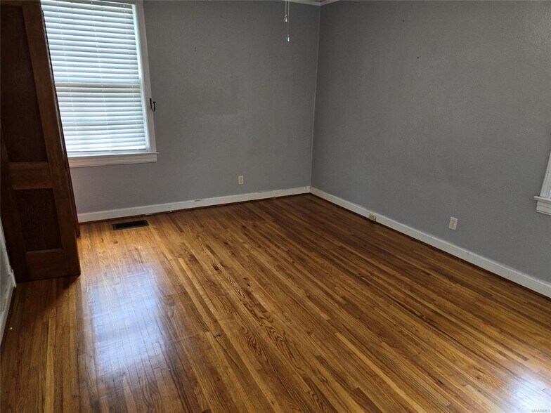 Building Photo - 110 Oak Forest Dr